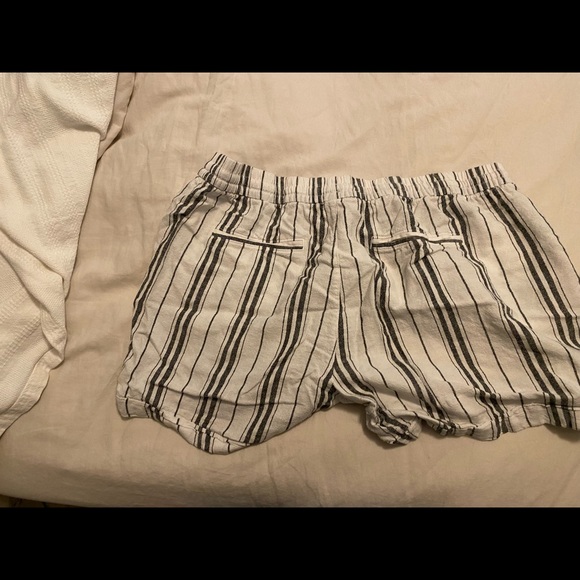 Old Navy Linen Shorts - Picture 2 of 3